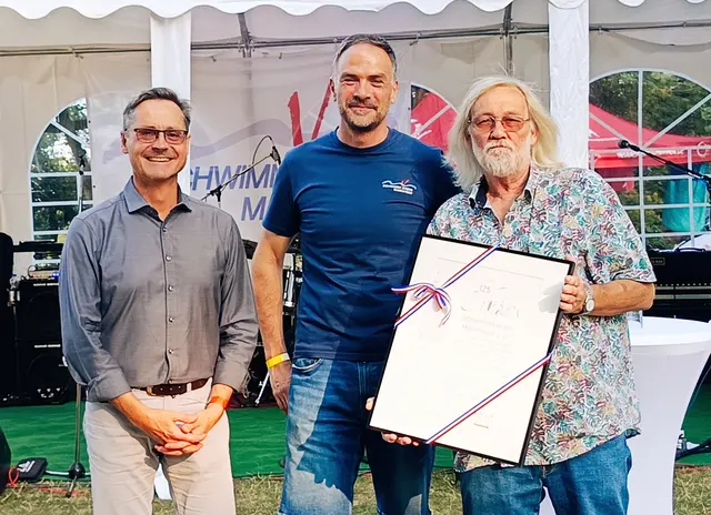 v.L.n.R. Ralf Eisenhauer (Sportbürgermeister Stadt Mannheim), Carsten Hesse (Stellvertretender Vorsitzender des Schwimmverein Mannheim, Dieter Wulff (1. Vorsitzender des Schwimmverein Mannheim)  | Foto: Raphaela Göksun