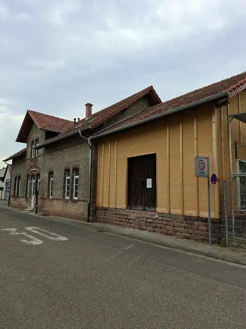 Der Heimat- und Kulturverein Harthausen zeigt bei einer Führung den aktuellen Stand der Bahnhofs-Sanierung. | Foto: KHV Harthausen