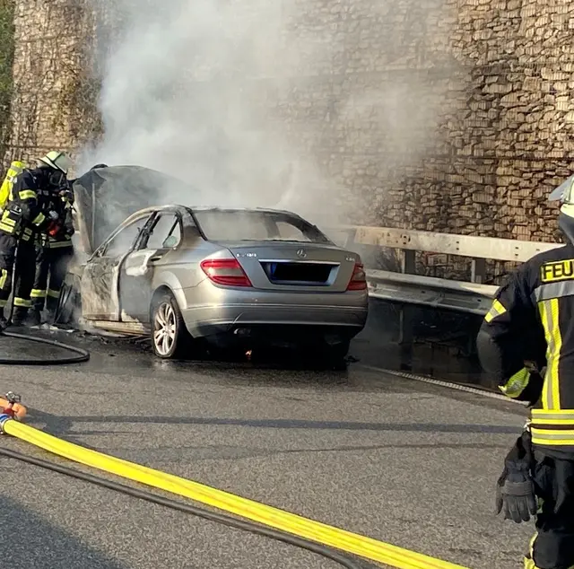 Ein Pkw ist auf der B9 bei Oggersheim in Fahrtrichtung Frankenthal fast vollständig ausgebrannt. Wegen des Feuerwehreinsatzes musste die Bundesstraße kurzzeitig voll gesperrt werden. | Foto: Polizeidirektion Neustadt/Weinstraße