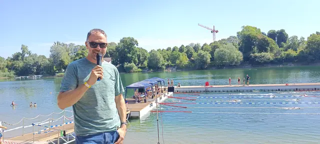 Stellvertretender Vorsitzender des Schwimmverein Mannheim Carsten Hesse eröffnet 24-Stunden-Schwimmen  | Foto: Raphaela Göksun
