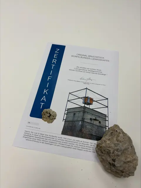 Steine vom Würfelbunker im Ludwigshafen sind jetzt in der Touist-Info zu haben.  | Foto: Lukom