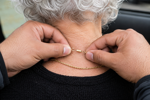 Wieder ist eine Senioren Opfer des Kettentricks geworden. Die aufdringlichen Diebe ließen der älteren Frau keine Wahl, die Kette anzuprobieren.  | Foto: Julia Glöckner/KI-unterstützt