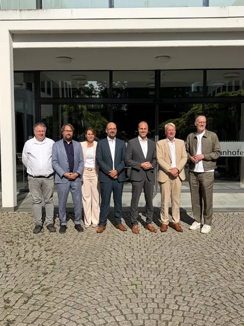 Beim Besuch der Fraunhofer-Institute: Wissenschaftsminister Clemens Hoch (Fünfter von links) und Wirtschaftsminister Michael Ebling (rechs). Das Land Rheinland-Pfalz investiert rund 20 Millionen Euro in den Ausbau der KI-Infrastruktur am DFKI in Kaiserslautern | Foto: MWTEK/gratis