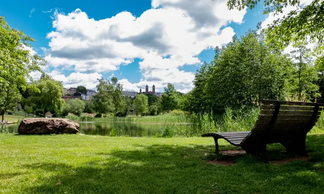 Gemeinsam eine Runde drehen: Im Strecktalpark gibt es einen Spaziergang, der auch mit Rollator gut machbar ist. | Foto: Stadt Pirmasens