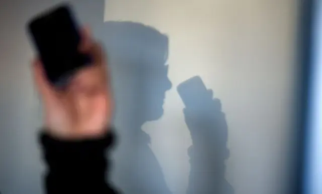Das Ehepaar verlor durch die Telefonbetrugsmasche Gegenstände im Wert von 100.000 Euro. (Symbolbild) | Foto: Arno Burgi/dpa-Zentralbild/dpa