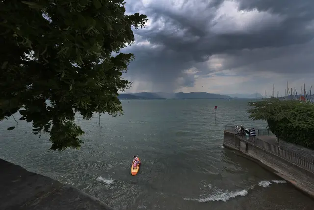 Bei stürmischem Wetter waren die ersten Menschen bereits von dem Floß ins Wasser gefallen. (Symbolbild) | Foto: Karl-Josef Hildenbrand/dpa
