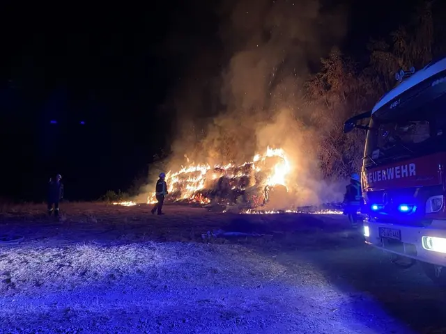 Hundert Heuballen haben auf dem Feld gebrannt.  | Foto: Handout / Berlin/Polizei Pirmasens/dpa