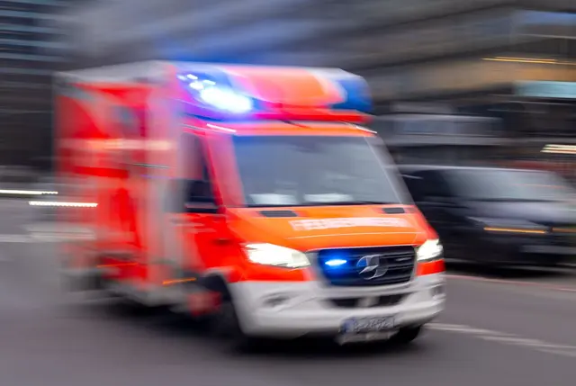 Ein Krankenwagen brachte den 11-Jährigen in eine Spezialklinik. (Symbolbild) | Foto: Monika Skolimowska/dpa
