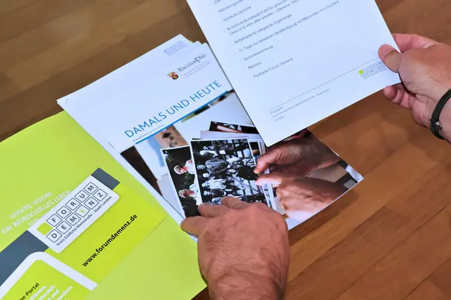 Eine kostenlose Aktivierungsmappe gibt pflegenden Angehörigen Ideen und Hilfen für den Alltag mit Demenz zu Hause. | Foto: Stadt Landau