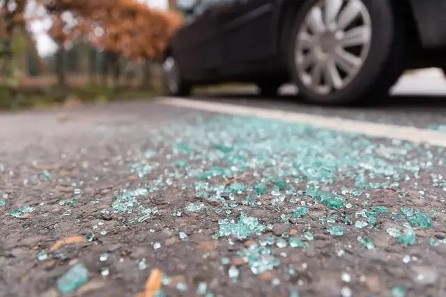 In Lorscheid wurde ein geparkter Suzuki-SUV offenbar mit Metallkugeln beschossen. Die Polizei ermittelt wegen Sachbeschädigung und bittet um Hinweise zu den Tätern. | Foto: Christian Schwier/Stock.adobe.com