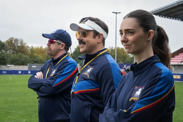 Ted Lasso (Jason Sudeikis) kehrt in Staffel 4 nach Richmond zurück – diesmal gemeinsam mit Coach Beard und Trainerin Alice Chilton | Foto: Apple TV