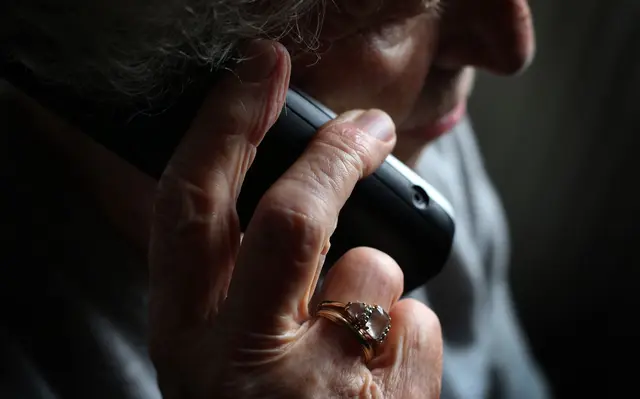 Die Polizei rät, sich am Telefon nicht unter Druck setzen zu lassen und niemals Geld oder Wertgegenstände an Unbekannte auszuhändigen. (Symbolbild) | Foto: Karl-Josef Hildenbrand/dpa