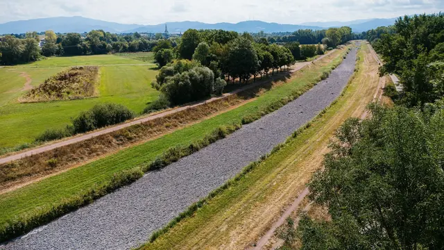 Manch einer wundert sich über den Anblick des trockenen Flussbetts. | Foto: Philipp von Ditfurth/dpa