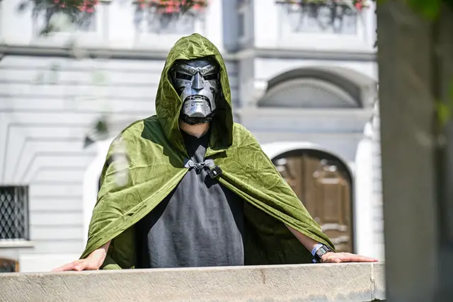 Oberbürgermeister Jan Rothenbacher wirbt als Bösewicht «Doctor Doom» dafür, dass der nächste Marvel-Film in Memmingen Premiere feiert. | Foto: Jason Tschepljakow/dpa
