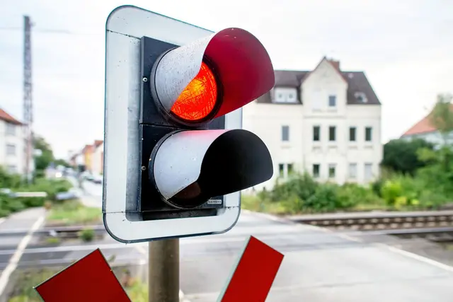 Nach einem Blitzeinschlag blieben die Schranken an einem Bahnübergang erstmal geschlossen. (Symbolbild) | Foto: Hauke-Christian Dittrich/dpa