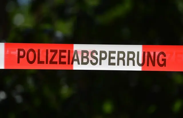 Die 72-Jährige starb noch am Tatort. (Symbolbild) | Foto: Hendrik Schmidt/dpa