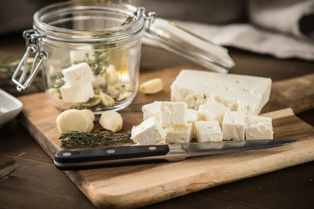Weißer Käse in Salzlake ist nicht automatisch Feta. Fehlt der Hinweis auf Schafs-/Ziegenmilch, steckt meist Kuhmilch drin – dann ist es kein echter griechischer Feta. | Foto: Christin Klose/dpa-mag
