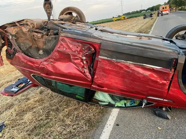 Nach einem Frontalzusammenstoß zwischen einem Citroen und einem VW bei Haßloch mussten beide Fahrer ins Krankenhaus. Auch ein Rettungshubschrauber war bei dem Unfall im Einsatz. | Foto: Polizeidirektion Neustadt/Weinstraße