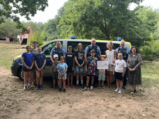 Die Polizeiinspektion Saarlouis hat 400 Euro an die Kinder- und Jugendfarm Saarlouis e.V. gespendet. Das Geld soll in die Restaurierung des Matsch-Spielplatzes fließen, zudem informierten sich Kinder und Jugendliche über den Polizeiberuf. | Foto: Polizeiinspektion Saarlouis