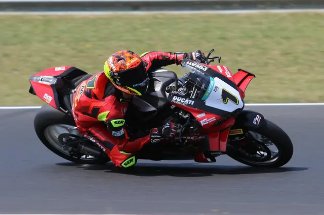 Superbike Doppelsieger Lucas Tulovic auf Ducati | Foto: Harald Göser