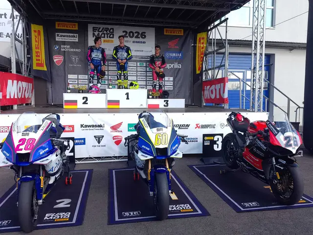 Siegerpodium der Supersport-Klasse vom Samstag:
Links der 2. Lennox Lehmann, in der Mitte der Sieger Dirk Geiger und Rechts der 3.Rang von Daniel Blin | Foto: Harald Göser