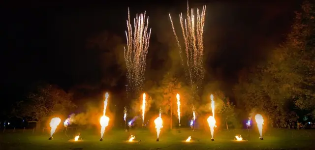 Beim Strandbadfest in Frankenthal ersetzt am Samstag eine musiksynchrone Flammenshow das geplante Feuerwerk. Wegen Hitze und Trockenheit setzt die Stadt auf zusätzliche Sicherheitsmaßnahmen und erweitert den Ticketvorverkauf. | Foto: Sebastian Weindel, © Sebastian Weindel