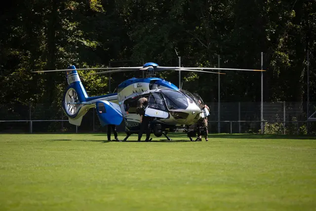 Der Polizeihubschrauber landete auf einem Sportplatz. | Foto: Jose Villacreses/dpa