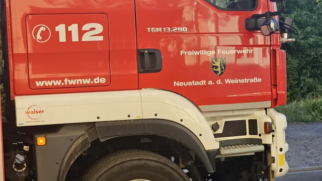 In der Marktstraße in Lambrecht ist am Dienstagabend ein Brand in einem Wohnhaus ausgebrochen. Das Feuer griff laut Polizeipräsidium Rheinpfalz auf drei weitere Wohngebäude über, Feuerwehr und Polizei sind mit starken Kräften im Einsatz. | Foto: Eva Bender