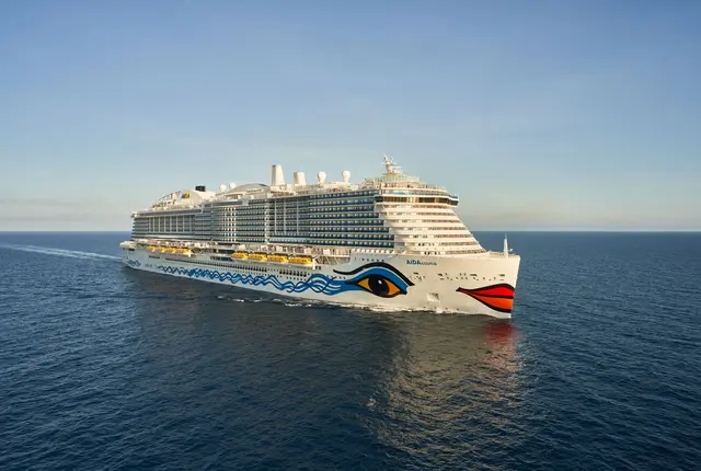 AIDA Cruises: Ein Schiff der Flotte steht für Maßnahmen wie Landstromnutzung, Bio-LNG und das Energiemanagementsystem EOS im laufenden Betrieb. | Foto: Skynamic