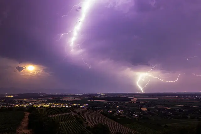 Am Nachmittag drohen Gewitter. (Archivbild) | Foto: Philipp von Ditfurth/dpa
