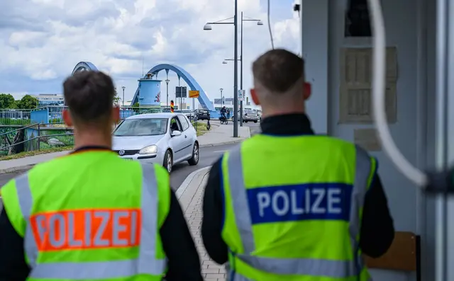 Den Ermittlungsbehörden ist ein Schlag gegen Schleuser gelungen (Symbolbild).  | Foto: Patrick Pleul/dpa