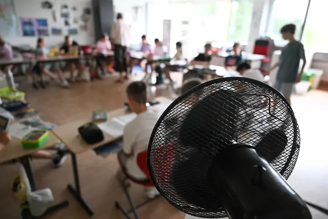 Etliche Eltern haben ihre Kinder im Juni bei der großen Hitze nicht zur Schule geschickt. (Symbolbild) | Foto: Bernd Weißbrod/dpa