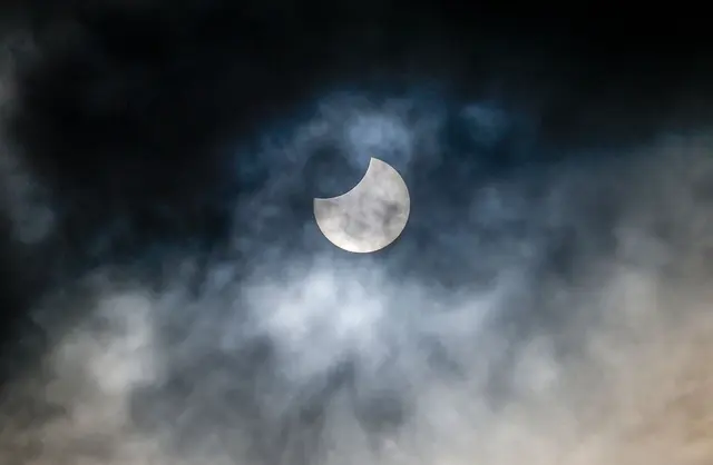 Ganz schön was los am Himmel: Am 12. August wird in Deutschland eine partielle Sonnenfinsternis zu sehen sein. | Foto: Axel Heimken/dpa/dpa-mag