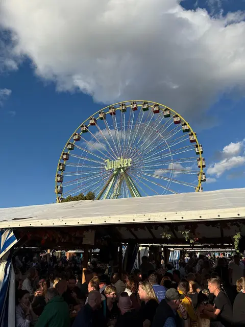 Schubkarchstand und Riesenrad. | Foto: Bohlander