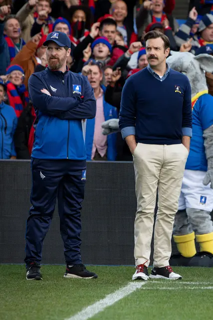 Jason Sudeikis und Brendan Hunt spielen in „Ted Lasso“ ein Trainerduo, das perfekt harmoniert. Fußballtaktik ist nicht immer ihre größte Stärke – Menschlichkeit dagegen schon. | Foto: Apple TV