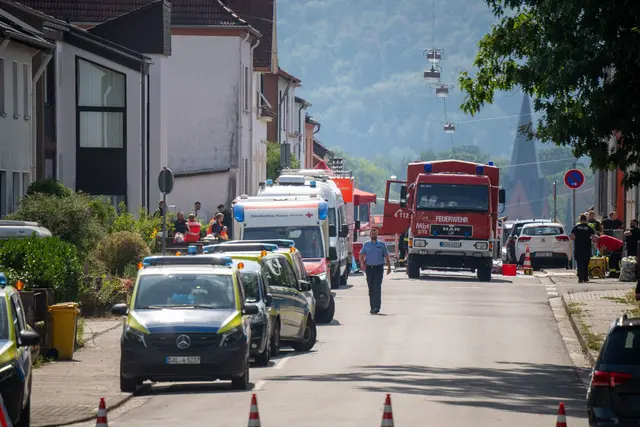 Zahlreiche Einsatzkräfte waren am Dienstag vor Ort, von Polizei über Feuerwehr bis hin zu Experten für Gefahren wegen chemischer, biologischer, radiologischer oder nuklearer Stoffe.  | Foto: Harald Tittel/dpa