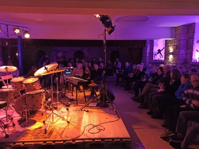 Musik ganz nah erleben: Bei Maikammer Jazz sitzt das Publikum rund um die Bühne und ist mitten im Geschehen. | Foto:  Maikammer Jazz e.V.