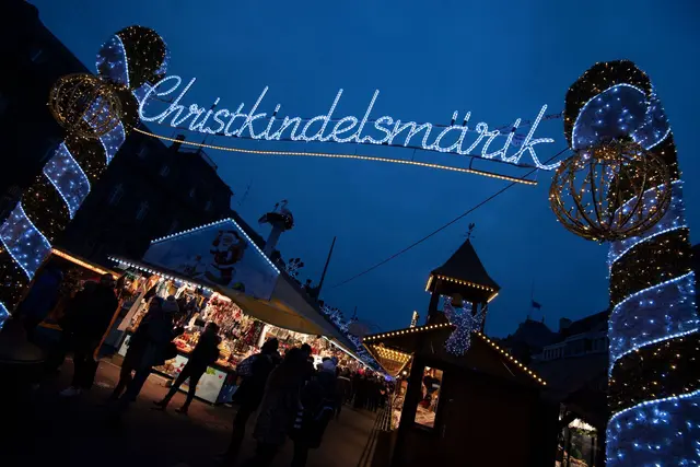 In der Elsassmetropole Straßburg gibt es Streit um die Erneuerung des Eingangsbogens zum berühmten Weihnachtsmarkt (Archivbild). | Foto: Marijan Murat/dpa