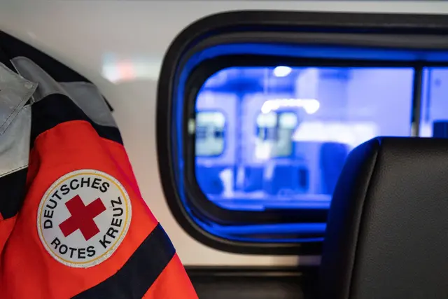Sanitäter bringen den jungen Autofahrer in eine Klinik. (Symbolbild) | Foto: Hannes P Albert/dpa