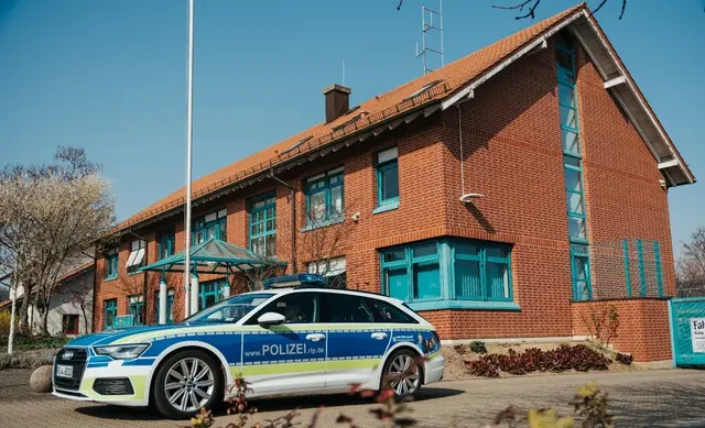 Auf der A65 bei Landau-Nord kam es im Baustellenbereich zu einem Unfall zwischen einem französischen Pkw und einem unbekannten Lkw. Die Polizei sucht nun Hinweise zu dem weitergefahrenen Lastwagen. | Foto: Polizeidirektion Landau