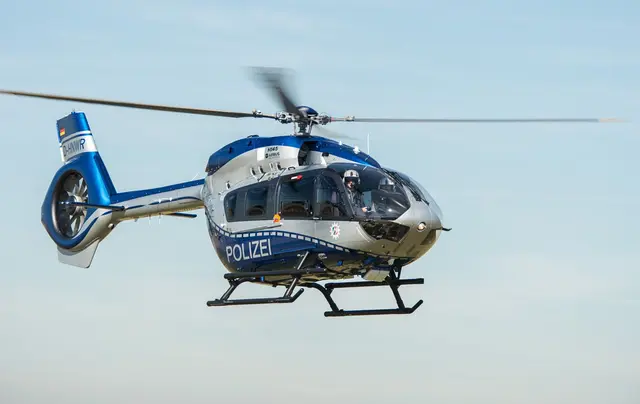 Ein Polizeihubschrauber half bei der Suche nach einer Brandstelle in einem Waldgebiet. (Symbolbild) | Foto: Wolfram Kastl/dpa
