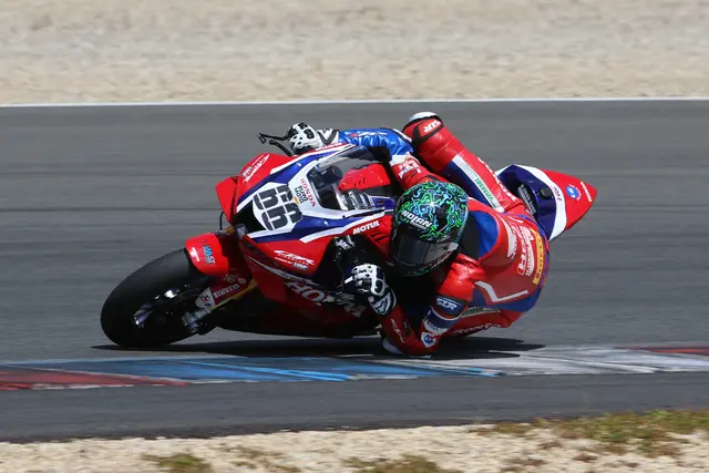 Florian Alt auf seiner Superbike Holzhauer Honda | Foto: Harald Göser