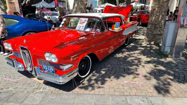 Bei den Spendenfahrten von Swinging Lautern können Besucher gegen eine Spende in außergewöhnlichen Fahrzeugen mitfahren. Die Chromjuwele auf dem Foto wäre ein möglicher Kandidat | Foto: Ralf Vester