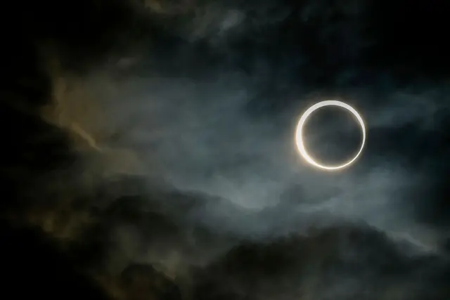 Eine totale Sonnenfinsternis gibt es nicht zu sehen, aber eine partielle. (Symbolbild) | Foto: Natacha Pisarenko/AP/dpa