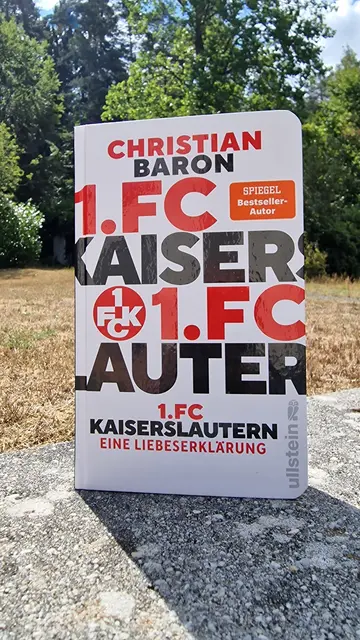 Das neue Buch "1. FC Kaiserslautern. Eine Liebeserklärung." ist seit dem 30. Juli im Buch- und Onlinehandel erhältlich. Es stieg sensationell auf Platz 15 der Bestsellercharts ein. | Foto: Ralf Vester