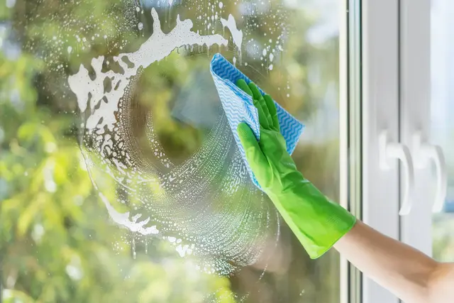 Zum Fenster putzen muss man nicht unbedingt Spezialreiniger verwenden. Auch Hausmittel bekommen die Scheiben schlierenfrei sauber. | Foto:  brizmaker/stock.adobe.com