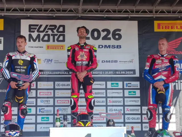 Siegerehrung der Superbike-Klasse:
In der Mitte der Doppelsieger vom Wochenende Lucas Tulovic, Links der 2. Markus Reiterberger, und Rechts Florian Alt als 3. auf dem Podium | Foto: Harald Göser