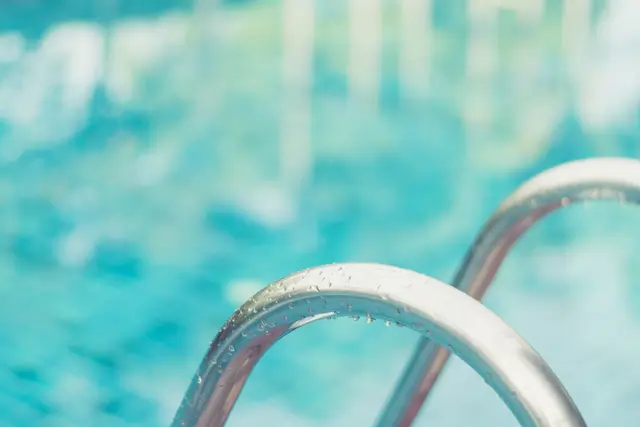 Im Waldschwimmbad in Schriesheim ist Chlorgas in einem Betriebsraum ausgetreten. Feuerwehr und Polizei sind im Einsatz, der betroffene Bereich wurde geräumt und die Talstraße gesperrt. | Foto: Khunatorn/stock.adobe.com