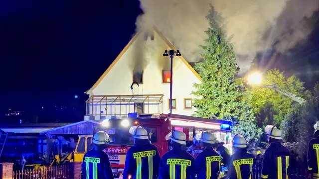 Das Feuer brach in der Nacht aus, die Einsatzkräfte löschten es gegen 04.00 Uhr.  | Foto: Feuerwehr Nastätten/dpa