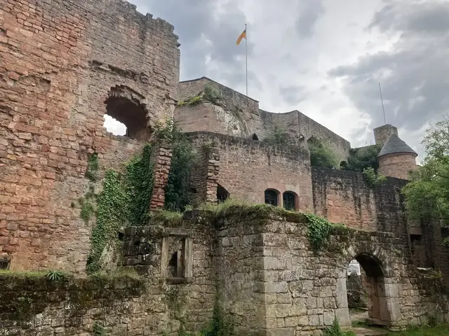 Die Burg Nanstein ist in Rheinland-Pfalz bekannt für ihre Lage und interessante Geschichte  | Foto: Stephanie Walter